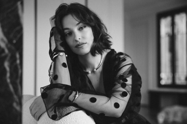 Yana Nesper: Eleganz mit Perle und Pariser Chic